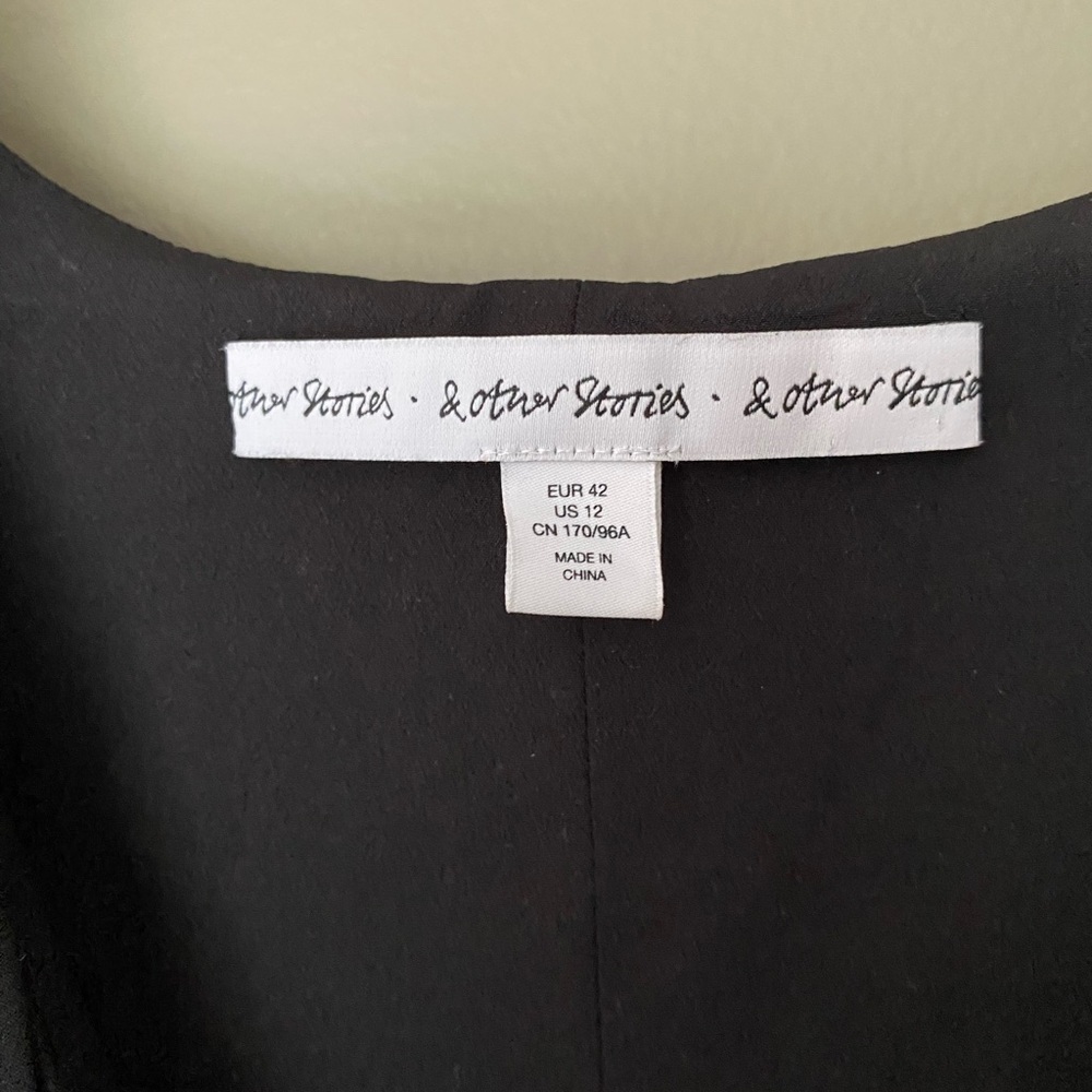 ANTHROPOLOGIE x & Other Stories Black Pleated V Neck Tank Top Blouse Size 12 - Picture 4 of 6